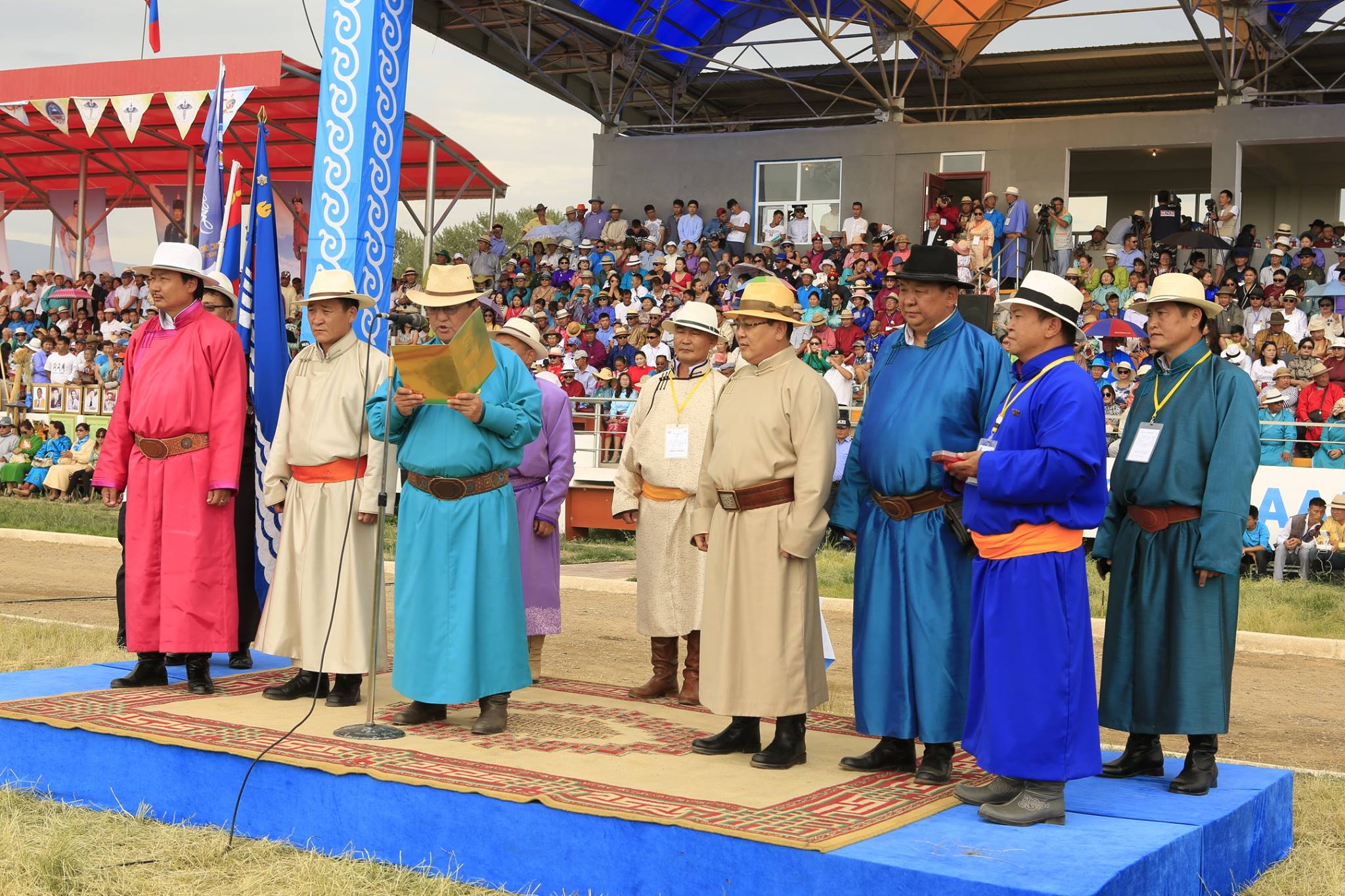 Увс аймгийг Хөдөлмөрийн гавьяаны улаан тугийн одонгоор шагналаа